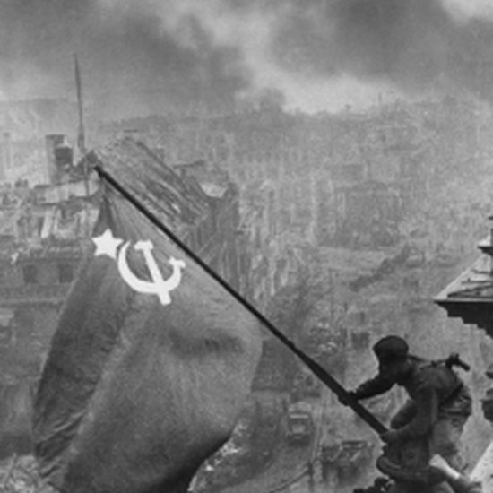 Выставка "Евгений Халдей. Фотолетопись"