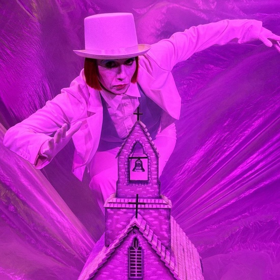 Две дамочки в сторону севера