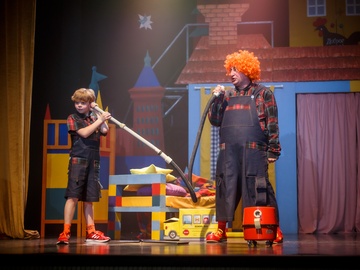 Малыш и Карлсон, который живет на крыше