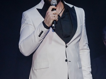 Певец у микрофона. Сольный концерт заслуженного артиста Краснодарского края Николая Колчевского